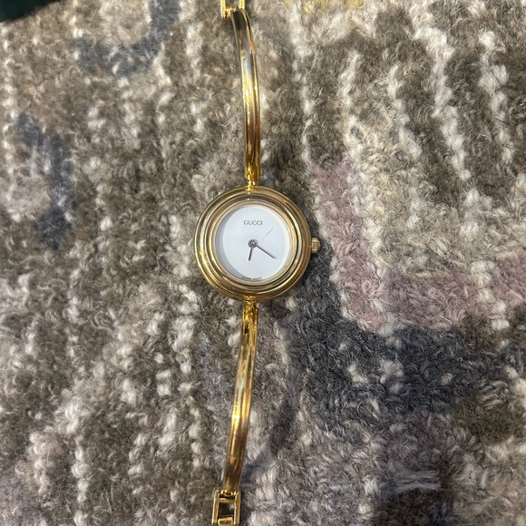 COPY - Vintage Gucci Gold and Red Watch with Interchangeable Bezels - Picture 4 of 4